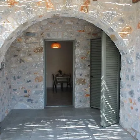 Petras Gi - Stone Lägenhetshotell Stoúpa